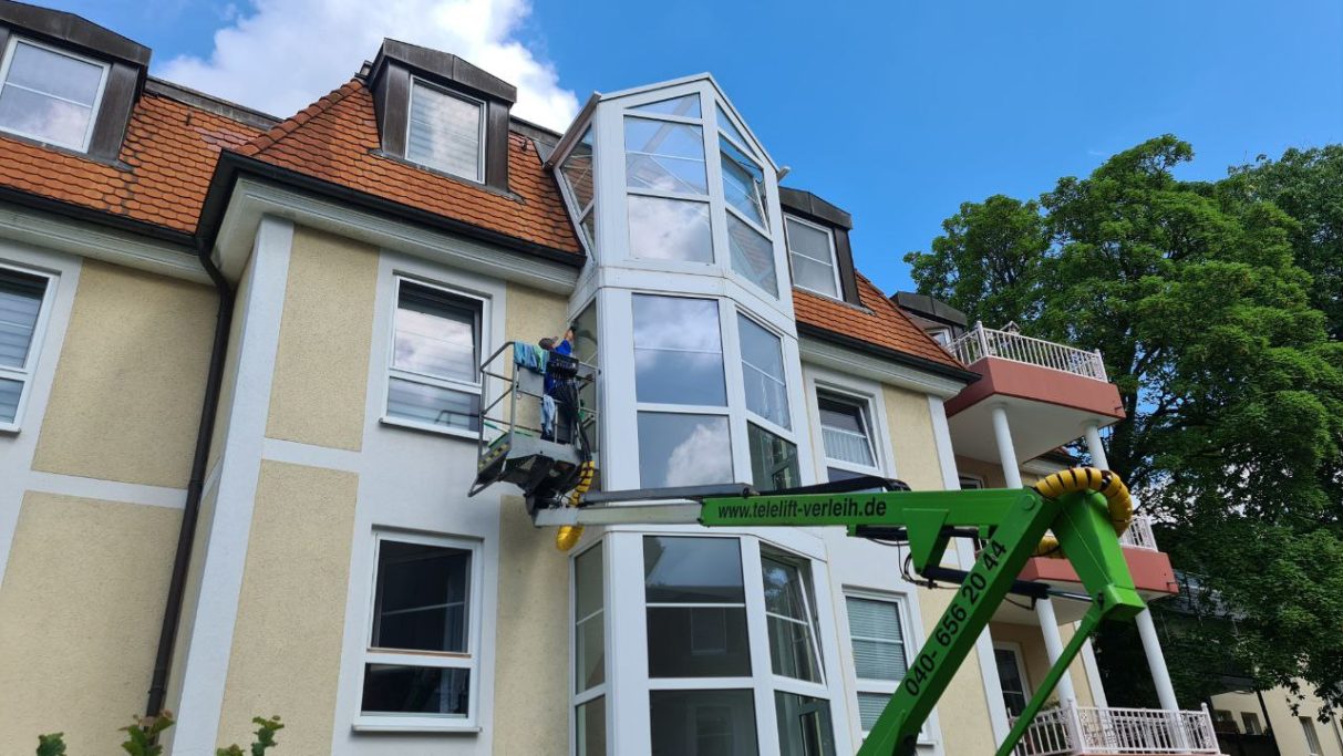 Fensterputzen mit Steiger Hier wird gezeigt, wie die Außenverglasung mit einem Steiger in höherer Lage geputzt wird.